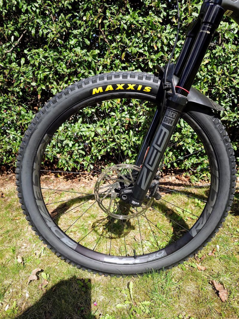 Trek Slash 9.8 M/L nové díly, čerstvý servis odpružení 