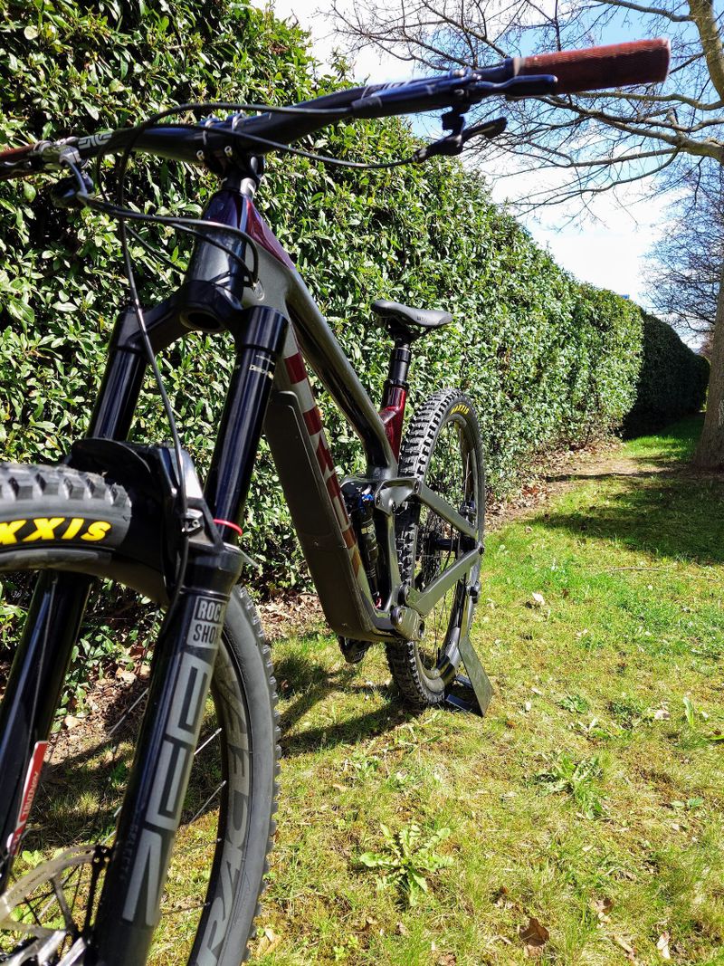 Trek Slash 9.8 M/L nové díly, čerstvý servis odpružení 