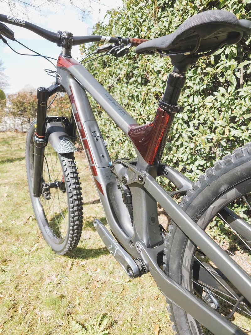Trek Slash 9.8 M/L nové díly, čerstvý servis odpružení 