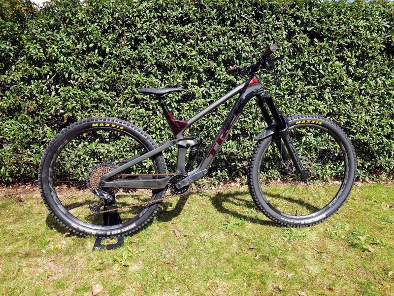 Trek Slash 9.8 M/L nové díly, čerstvý servis odpružení 