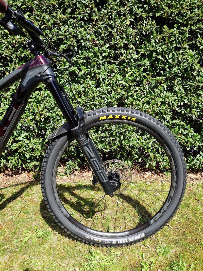 Trek Slash 9.8 M/L nové díly, čerstvý servis odpružení 