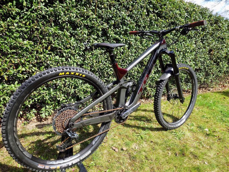 Trek Slash 9.8 M/L nové díly, čerstvý servis odpružení 