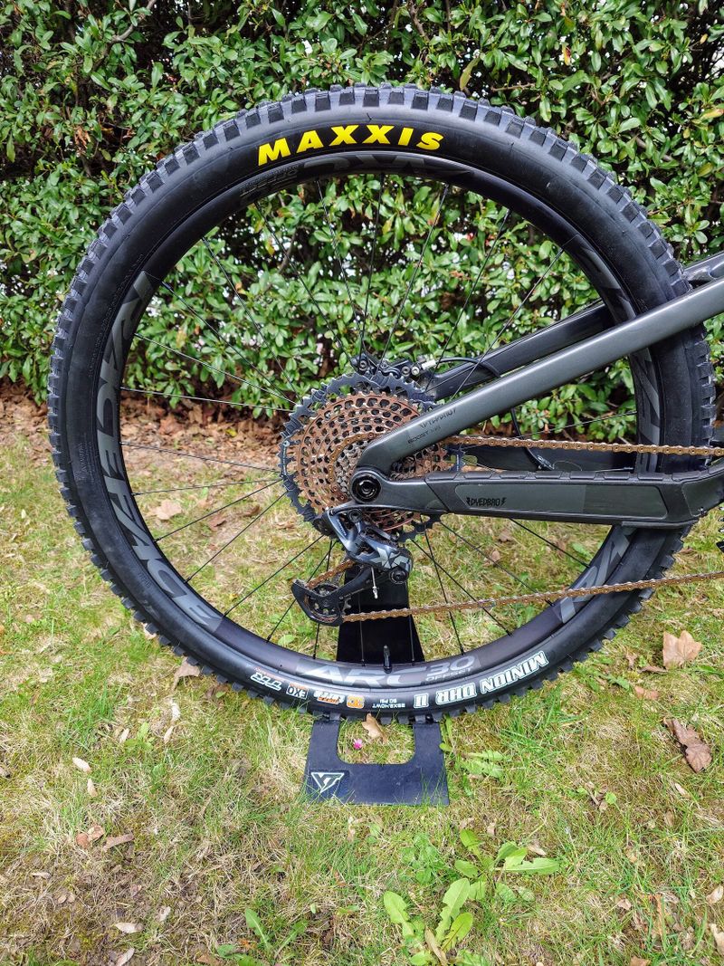 Trek Slash 9.8 M/L nové díly, čerstvý servis odpružení 