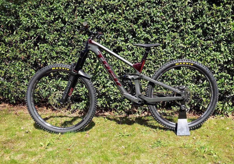 Trek Slash 9.8 M/L nové díly, čerstvý servis odpružení 