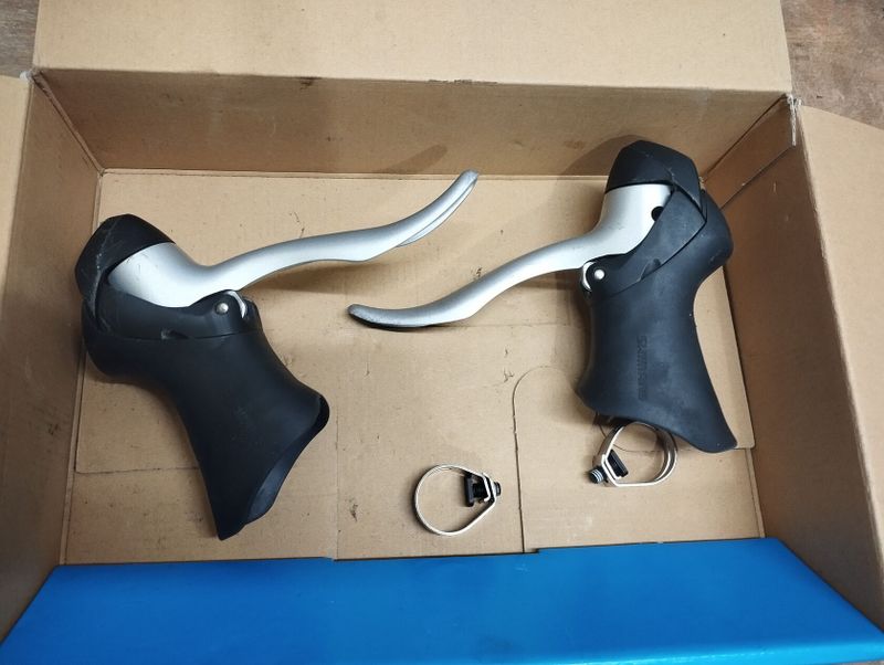 Úklid dílny - komponenty Shimano Suntour Tektro