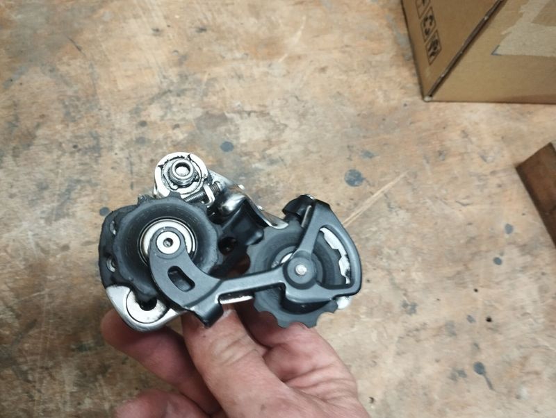 Úklid dílny - komponenty Shimano Suntour Tektro
