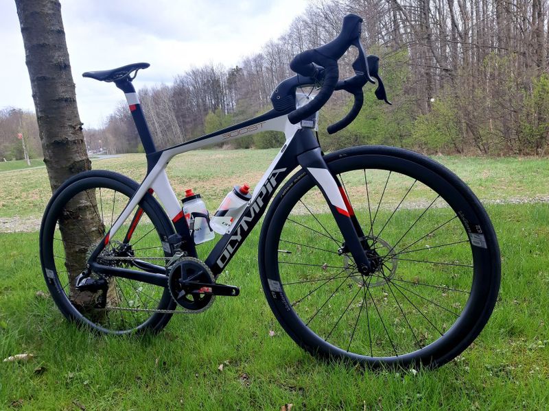 Karbonové silniční kolo OLYMPIA 300ST Boost Carbon Disc Sram RIVAL AXS 125 Years Aniversary