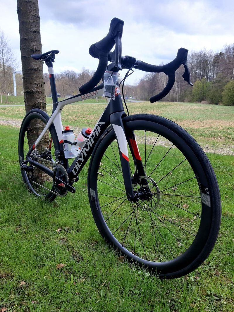 Karbonové silniční kolo OLYMPIA 300ST Boost Carbon Disc Sram RIVAL AXS 125 Years Aniversary