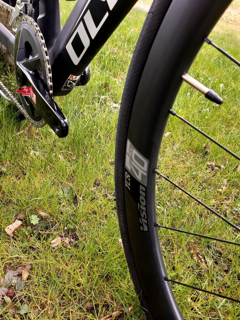 Karbonové silniční kolo OLYMPIA 300ST Boost Carbon Disc Sram RIVAL AXS 125 Years Aniversary
