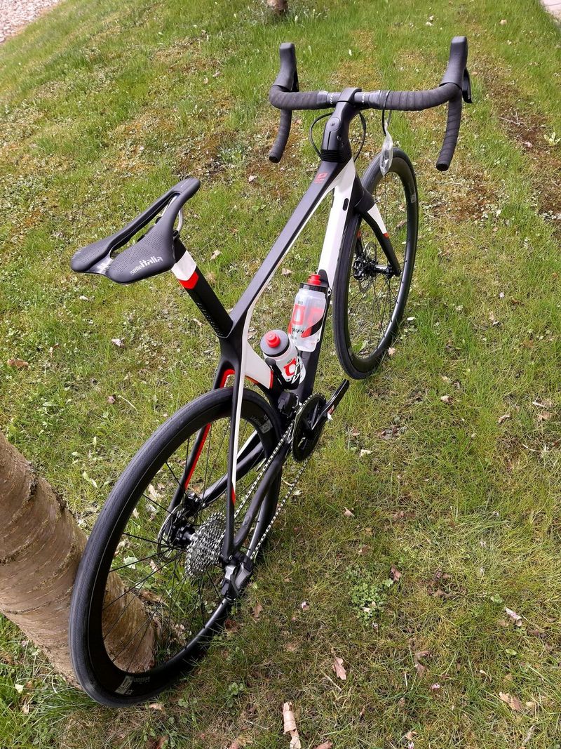 Karbonové silniční kolo OLYMPIA 300ST Boost Carbon Disc Sram RIVAL AXS 125 Years Aniversary