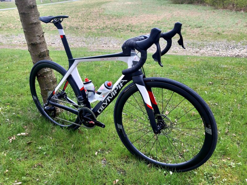 Karbonové silniční kolo OLYMPIA 300ST Boost Carbon Disc Sram RIVAL AXS 125 Years Aniversary