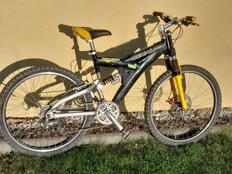 Starší celoodpružené sjezdové kolo Superior EXP