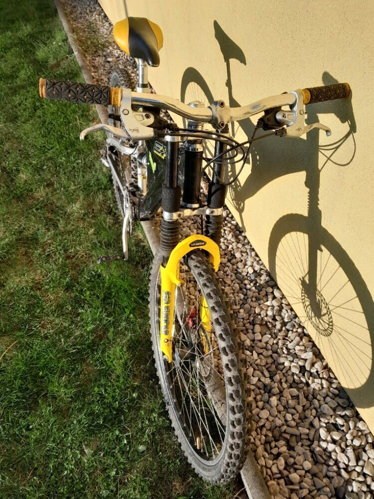 Starší celoodpružené sjezdové kolo Superior EXP