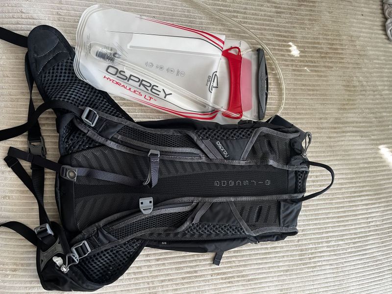 cyklistický batoh Siskin 12L od Osprey nový plus vak na vodu