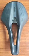 Nové silniční / gravel sedlo Fizik Argo Tempo R5, šířka 150mm