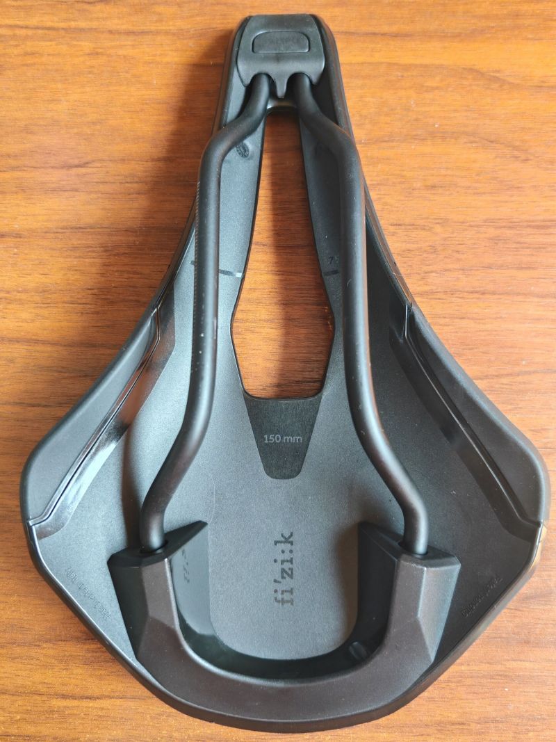 Nové silniční / gravel sedlo Fizik Argo Tempo R5, šířka 150mm
