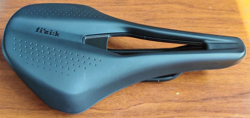 Nové silniční / gravel sedlo Fizik Argo Tempo R5, šířka 150mm