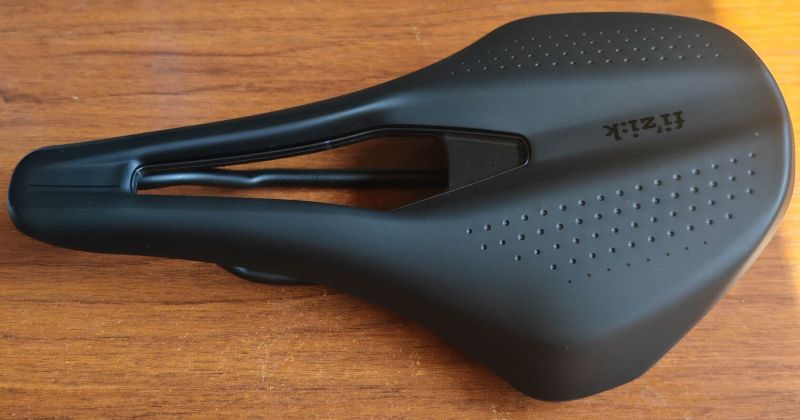Nové silniční / gravel sedlo Fizik Argo Tempo R5, šířka 150mm
