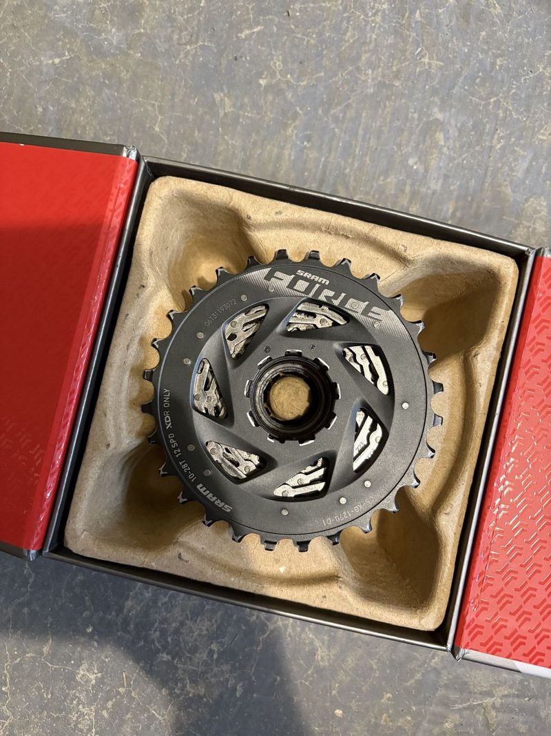 Sram Force kazeta, Met helma, Scicon brýle, CeramicSpeed, Sram Red eTap páky, sedlovka, řidítka