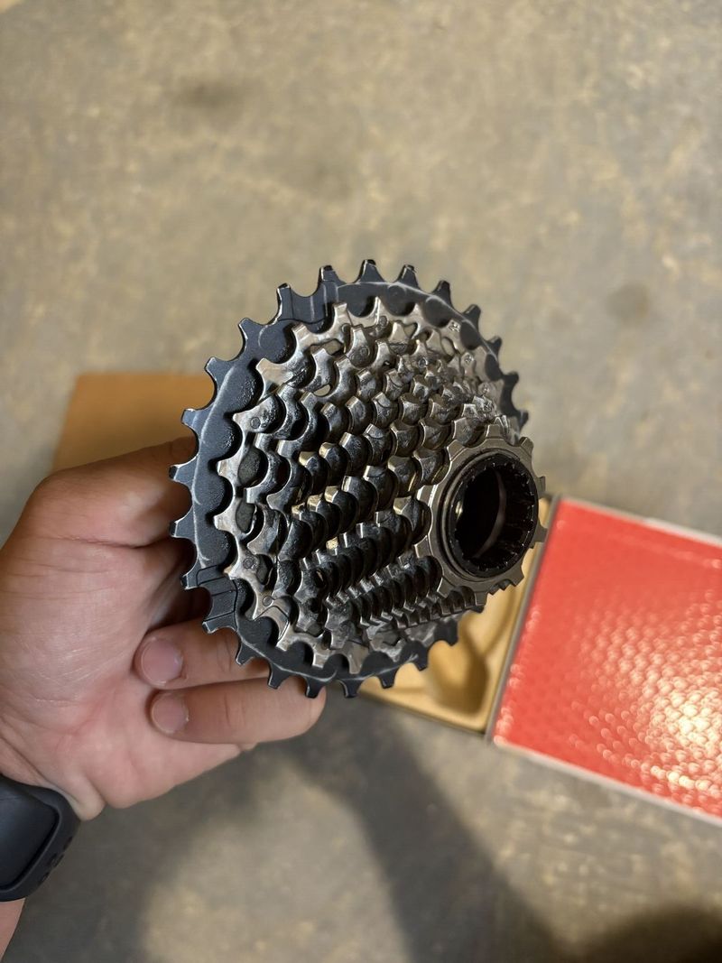 Sram Force kazeta, Met helma, Scicon brýle, CeramicSpeed, Sram Red eTap páky, sedlovka, řidítka