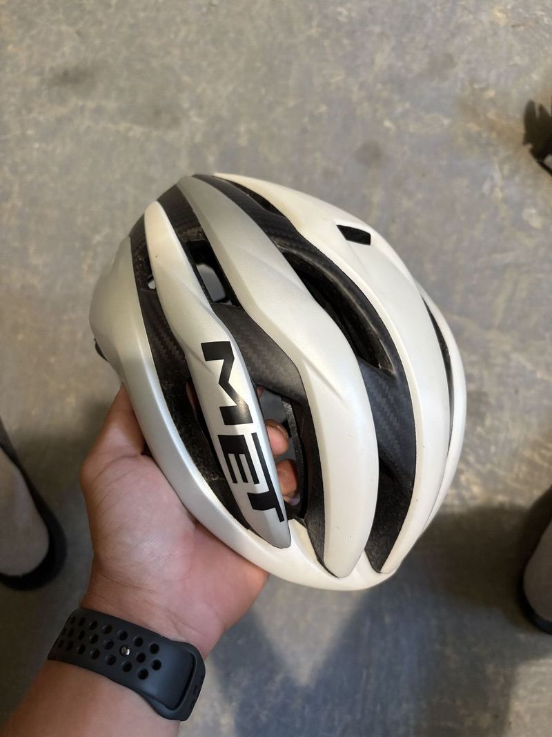 Sram Force kazeta, Met helma, Scicon brýle, CeramicSpeed, Sram Red eTap páky, sedlovka, řidítka