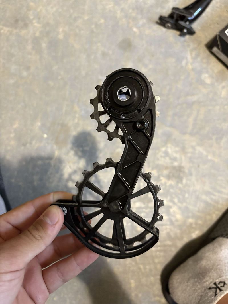 Sram Force kazeta, Met helma, Scicon brýle, CeramicSpeed, Sram Red eTap páky, sedlovka, řidítka