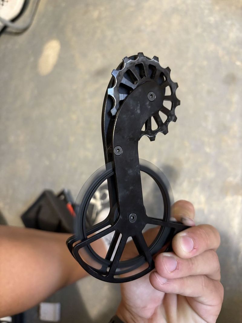 Sram Force kazeta, Met helma, Scicon brýle, CeramicSpeed, Sram Red eTap páky, sedlovka, řidítka