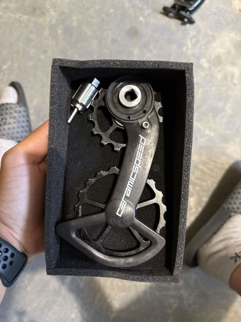 Sram Force kazeta, Met helma, Scicon brýle, CeramicSpeed, Sram Red eTap páky, sedlovka, řidítka