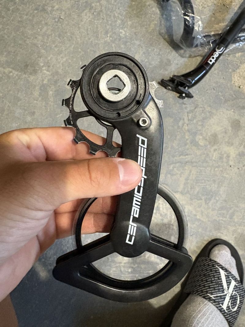 Sram Force kazeta, Met helma, Scicon brýle, CeramicSpeed, Sram Red eTap páky, sedlovka, řidítka