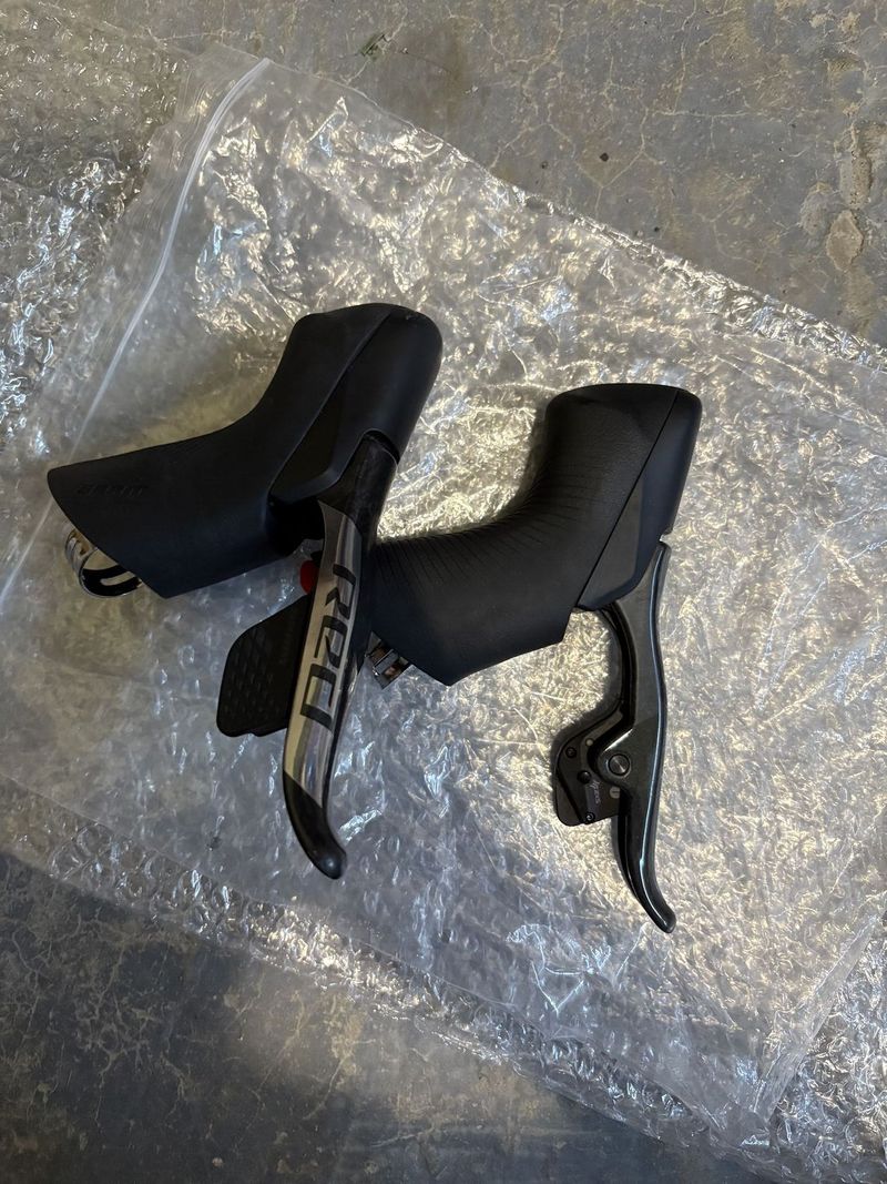 Sram Force kazeta, Met helma, Scicon brýle, CeramicSpeed, Sram Red eTap páky, sedlovka, řidítka