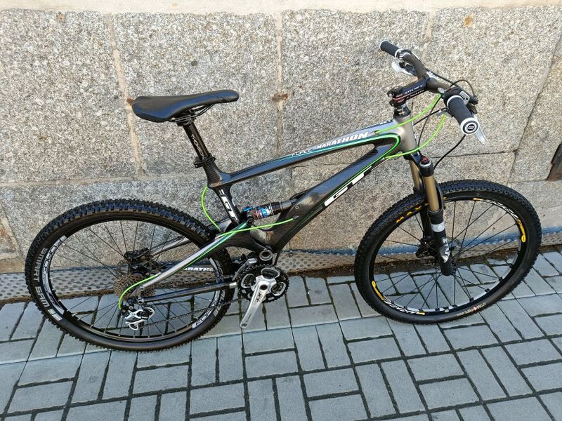 GT - celoodpružené, karbon, vel. M, komplet XT+XTR/FOX