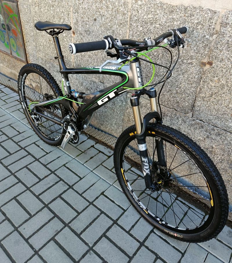 GT - celoodpružené, karbon, vel. M, komplet XT+XTR/FOX