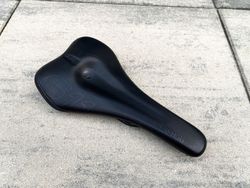 Sedlo SQLab Ergowave active S-tube