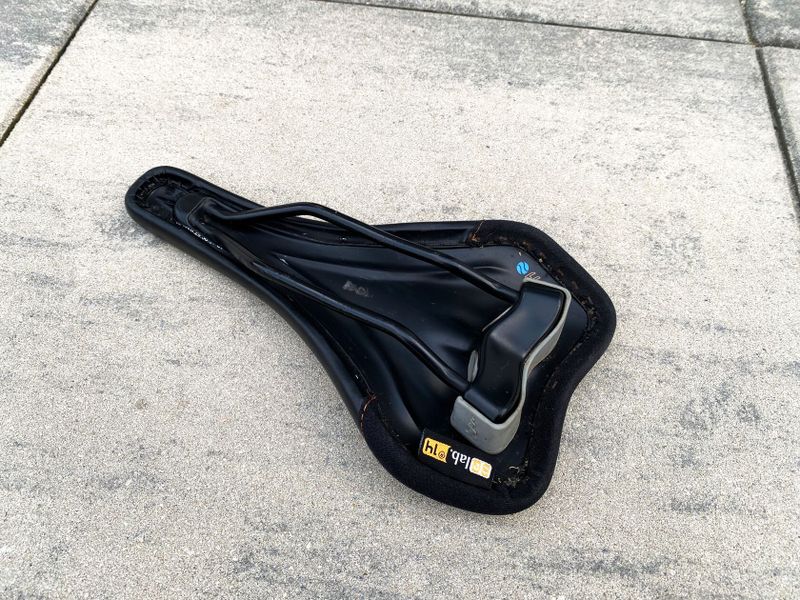 Sedlo SQLab Ergowave active S-tube