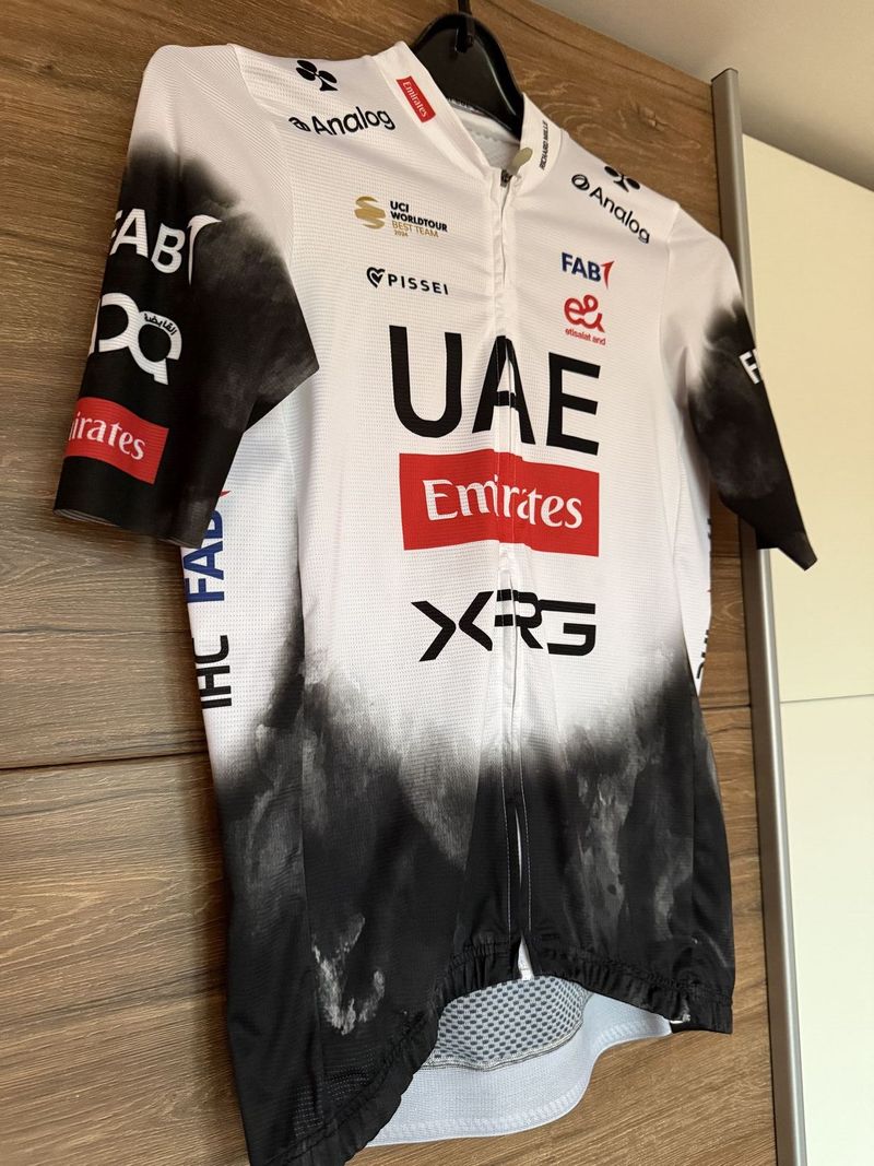 Dres UAE emirates XRG pogačar