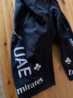 Kalhoty pissei UAE emirates pogačar