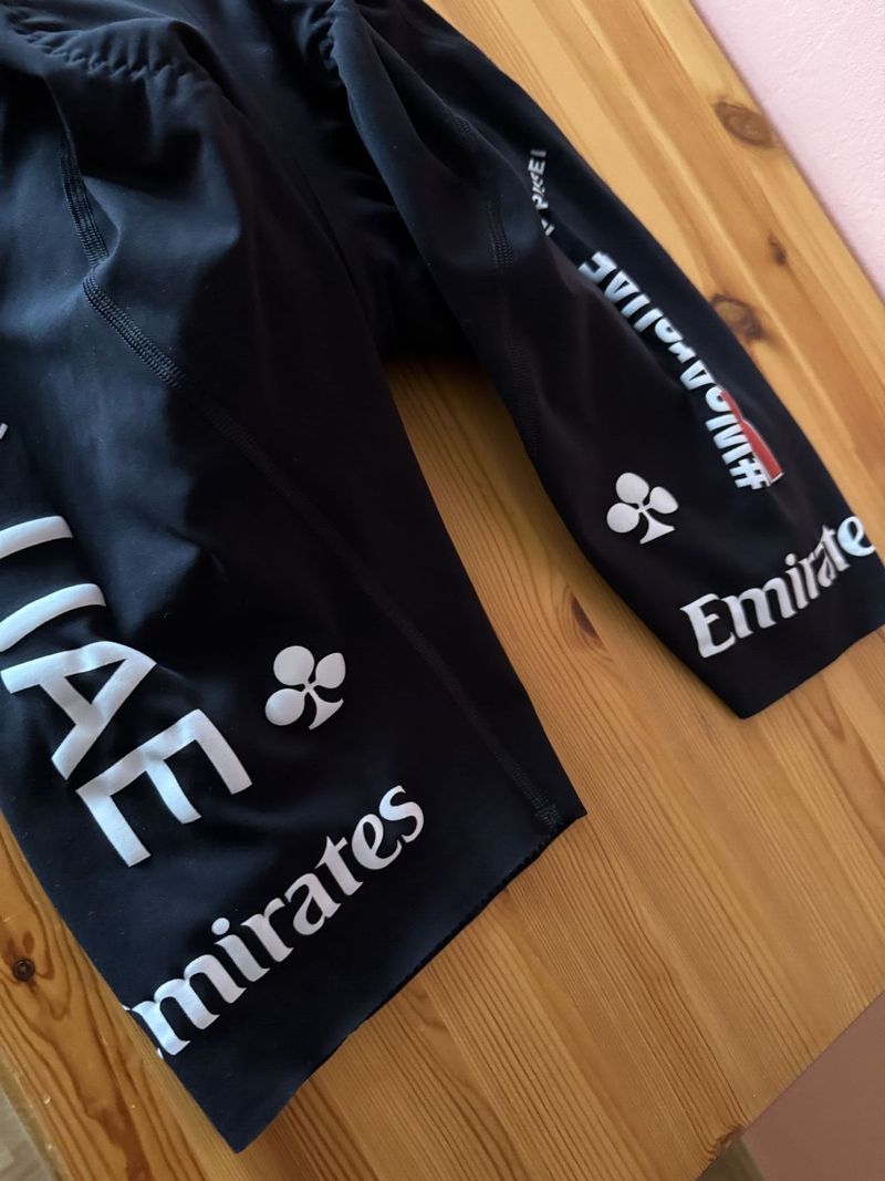 Kalhoty pissei UAE emirates pogačar