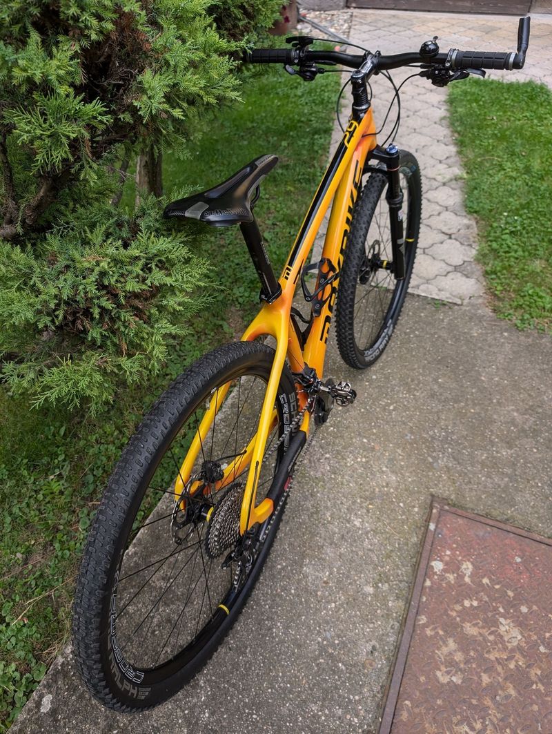 Karbonový hardtail Maxbike Kamet XT – RockShox SID, Mavic Crossmax