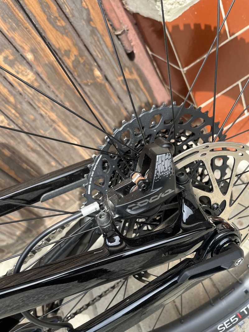 Nové čtyřpístkové brzdy Sram Code R celý set
