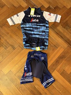 Nenošený dámský dres neunosím jej velikost S + kalhoty M , cena 500,-Kč + poštovné.