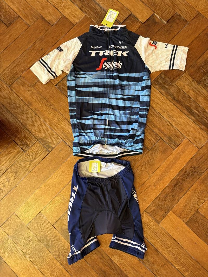 Nenošený dámský dres neunosím jej velikost S + kalhoty M , cena 500,-Kč + poštovné.