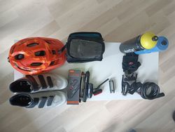 Cyklo výbava v balíčku nebo jednotlivě – helma, boty, pumpa, -