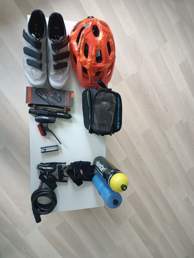 Cyklo výbava v balíčku nebo jednotlivě – helma, boty, pumpa, -
