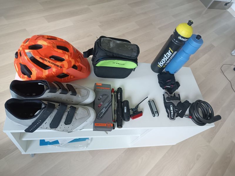 Cyklo výbava v balíčku nebo jednotlivě – helma, boty, pumpa, -