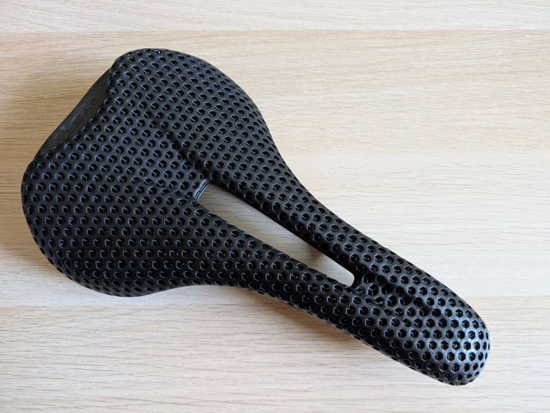 Lehké karbonové sedlo Ryet T50–3D