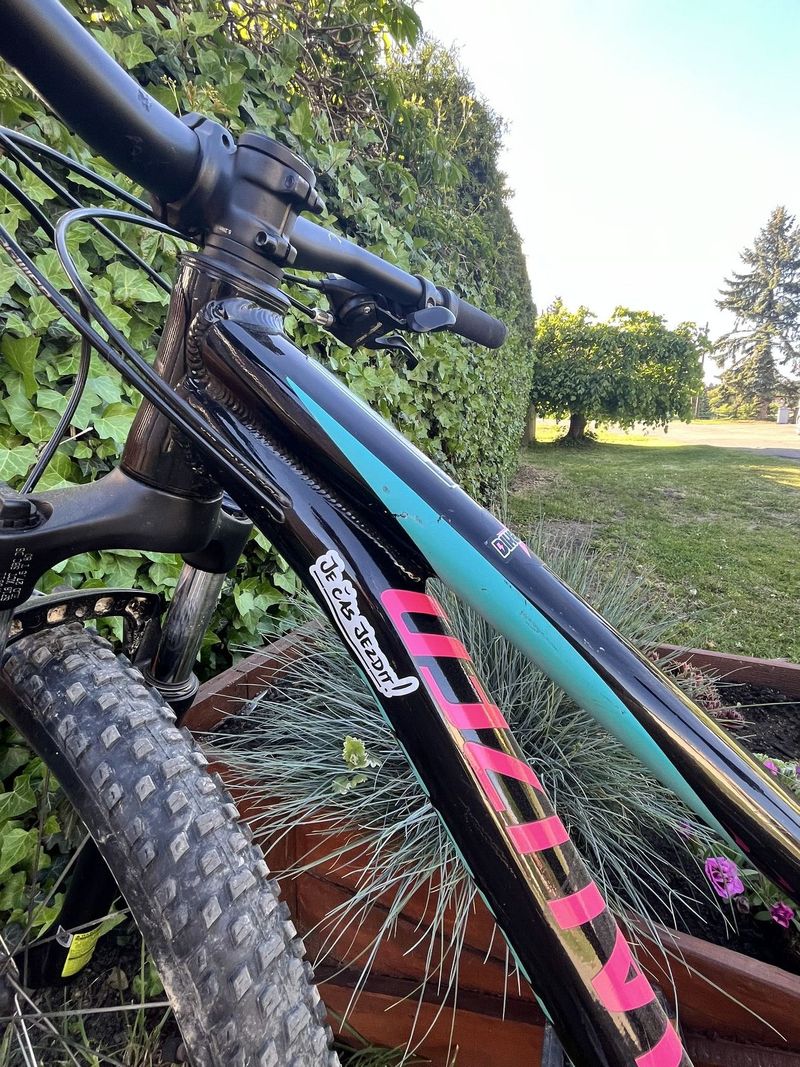 Lehké dívčí kolo Specialized 