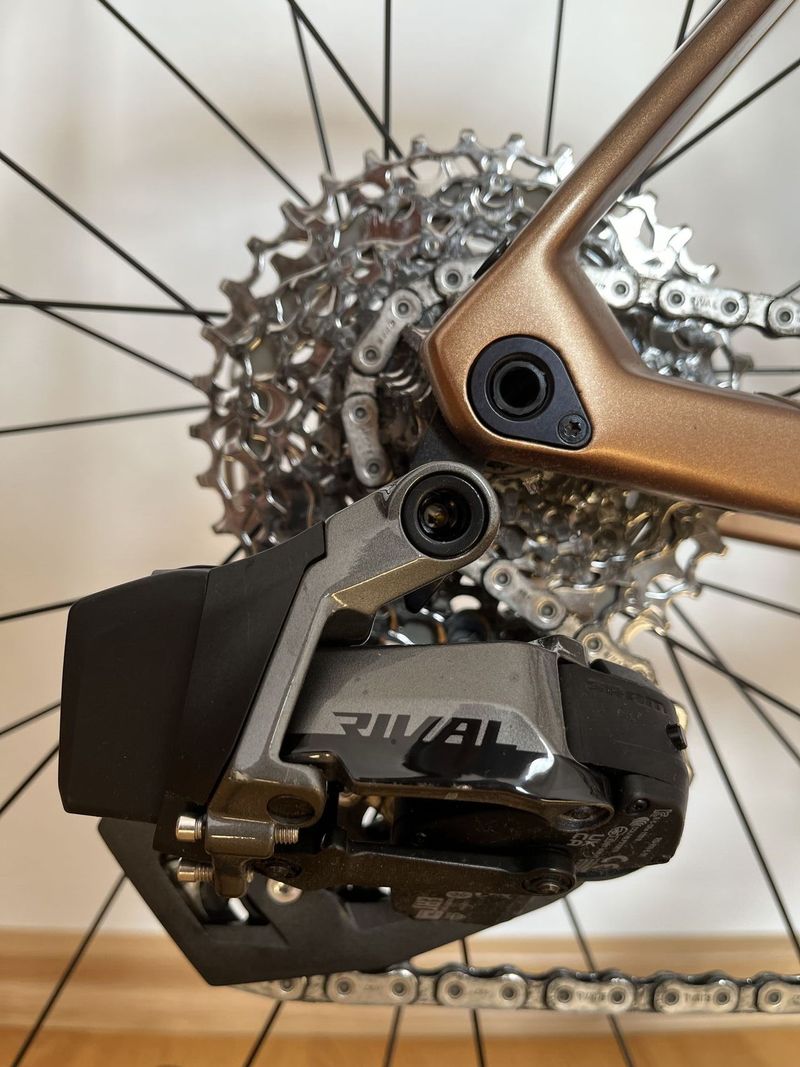 BMC Roadmachine Four 2023, rám vel. 58, SRAM Rival eTap AXS