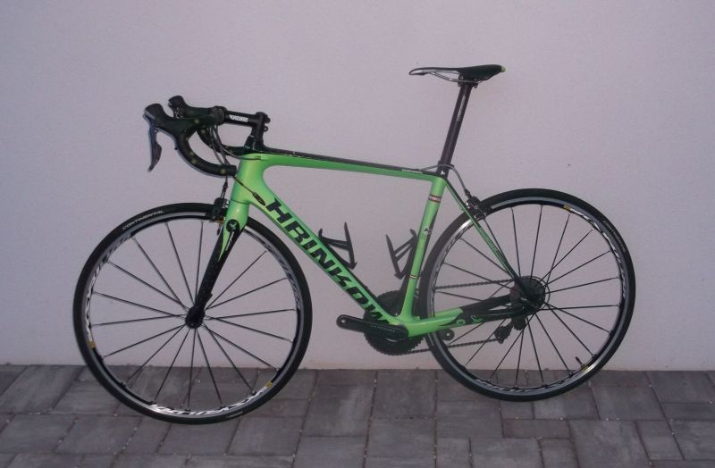 Fullcarbon - silniční kolo KTM v barvě teamu HRINKOW