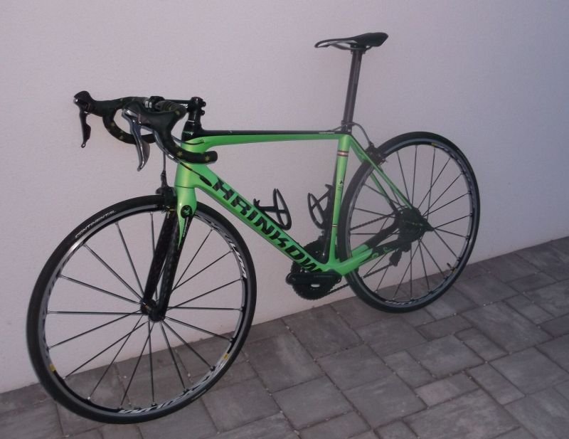 Fullcarbon - silniční kolo KTM v barvě teamu HRINKOW