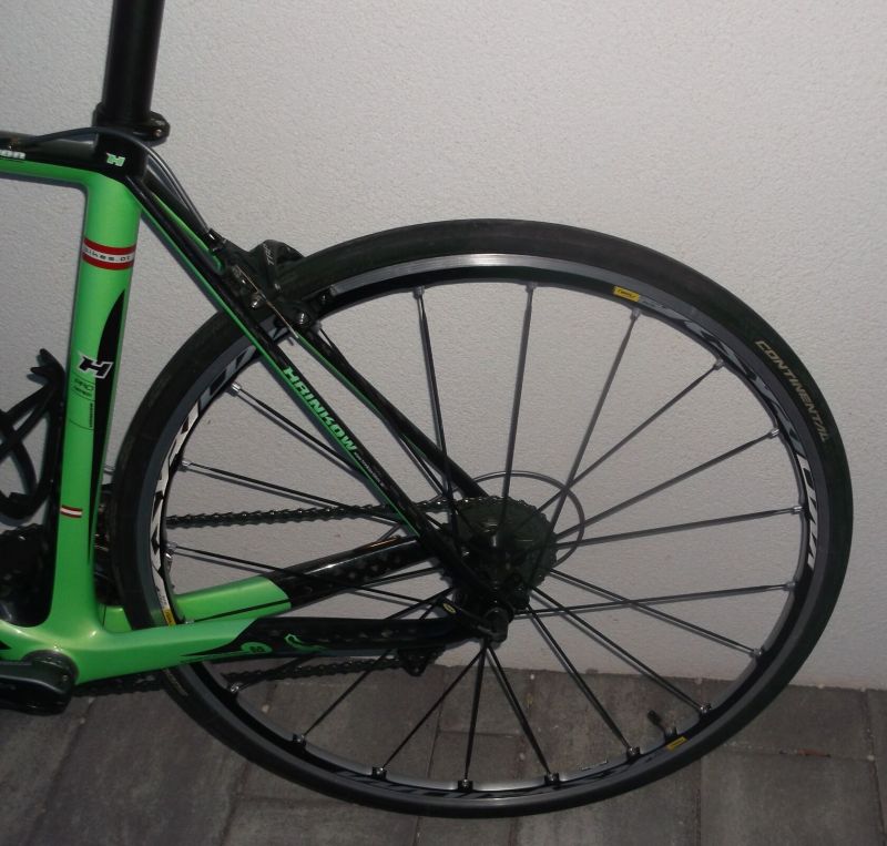 Fullcarbon - silniční kolo KTM v barvě teamu HRINKOW